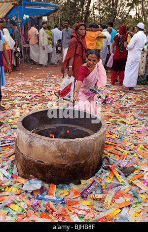 Indien, Kerala, Kanjiramattom Kodikuthu moslemische Festival, Frau Anbeter Weihrauch in kommunalen Brenner Stockfoto