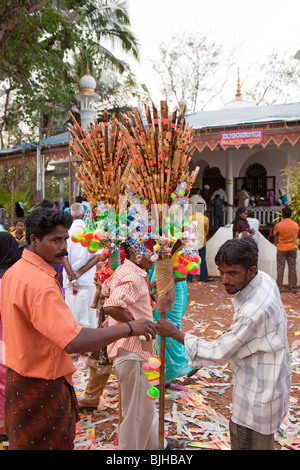 Indien, Kerala, Kanjiramattom, Kodikuthu muslimischen Festival, Mann verkaufen Holzflöten und einfache billige souvenirs Stockfoto