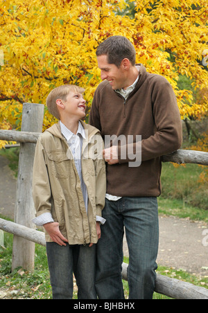 schönen Vater und Sohn zusammen im Freien stehen im Herbst Stockfoto