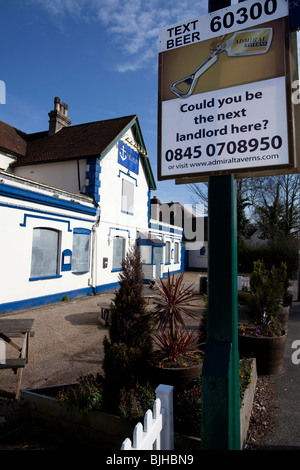 mit Brettern vernagelt stillgelegten Pub mit Vorzeichen neuer Vermieter Pub anzubieten Stockfoto