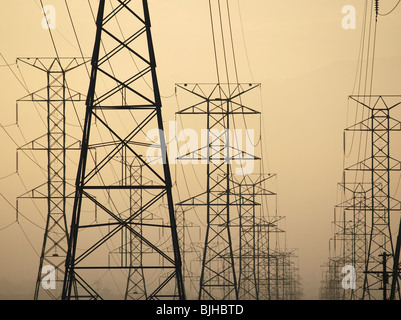 Smoggy Südkalifornien macht drei Türme bei Sonnenaufgang. Stockfoto