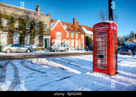 Dedham High Street nach Winter Schneefall in Essex Stockfoto