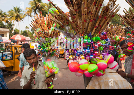 Indien, Kerala, Kanjiramattom Kodikuthu moslemische Festival, Mann verkaufen Holzflöten und einfache billige souvenirs Stockfoto