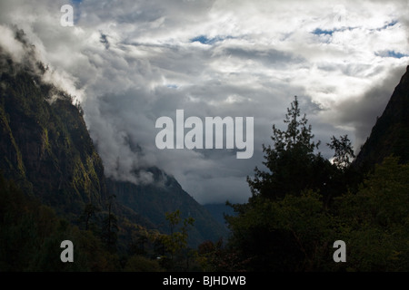 Wolken bilden in den nahen Hügeln rund um MANASLU Trekking - NUPRI REGION, Nepal Stockfoto