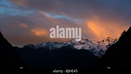 HIMALAYA-Sonnenuntergang auf der ganzen MANASLU Trekking - NUPRI REGION NEPALS Stockfoto