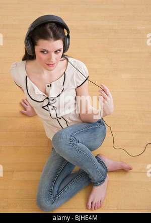 Frau trägt Kopfhörer Stockfoto