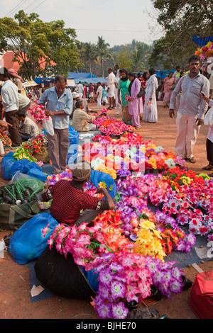 Indien, Kerala, Kanjiramattom Kodikuthu moslemische Festival, Stände bunte künstliche Blume Stockfoto