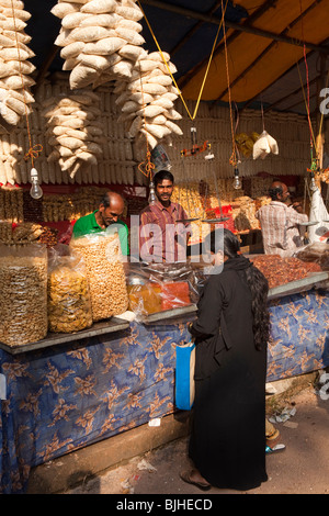 Indien, Kerala, Kanjiramattom Kodikuthu moslemische Festival, Frau am Imbiss-Stand Stockfoto