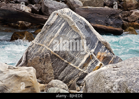 Ein GRANITSTEIN am Fluss DUDH auf der ganzen MANASLU Trekking - NUPRI REGION NEPALS Stockfoto