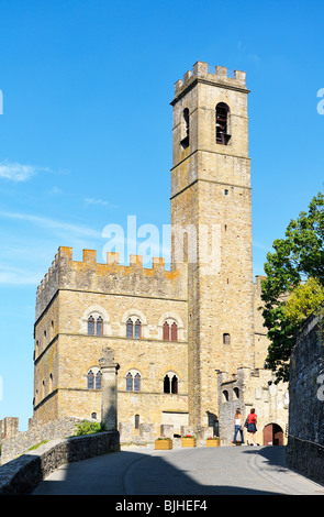 Die mittelalterliche Burg in der Hügelstadt von Poppi, Toskana, Italien Stockfoto