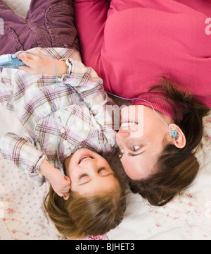 Mutter und Tochter anhören von Musik Stockfoto