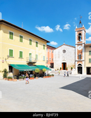 Die Piazza della Liberta inmitten der Hügel Dorf von San Quirico d ' Orcia, Toskana, Italien Stockfoto