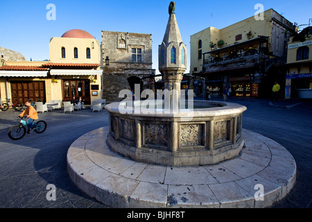 Türkische Brunnen Castellania in die Ippokratous quadratisch, Altstadt von Rhodos, Dodekanes, Griechenland Stockfoto