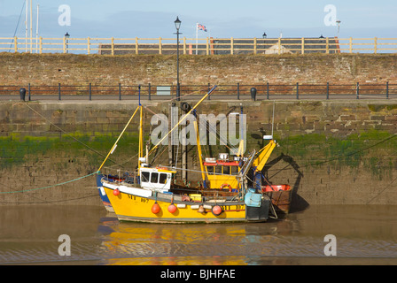 Angelboote/Fischerboote bei Ebbe in Maryport Hafen West Cumbria, England UK Stockfoto