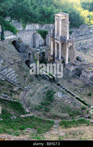 Alten etruskischen Hügel Stadt Volterra, Toskana, Italien. Ruinen des römischen Theaters Stockfoto