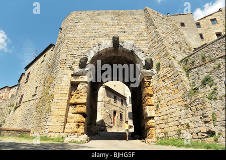 Alten Hügel Stadt Volterra, Toskana, Italien. Das 2. Jh. v. Chr. Porta heutigen Durchgang in der etruskischen Periode Wände Stockfoto