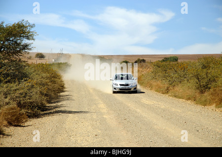 Fahren entlang der Garden Route. Eine im Mai Schotterpisten im südlichen Afrika Toyota begegnet ist in Richtung Swellendam Stockfoto