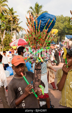 Indien, Kerala, Kanjiramattom Kodikuthu moslemische Festival, Jungs mit Flöten und billige Souvenirs vor Moschee Stockfoto