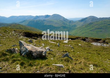 Auf dem Grat des Leenaun Hill, in der Nähe von Leenane, County Galway, Irland. Die Maumturk Mountains in der Ferne. Stockfoto