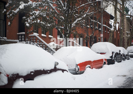 Autos mit Schnee bedeckt Stockfoto