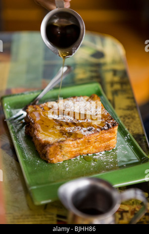 Sirup auf Französisch Toast gießen Stockfoto