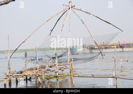 Chinesischen Fischernetz am Strand von Fort Kochi, Kochi, Kerala, Indien Stockfoto