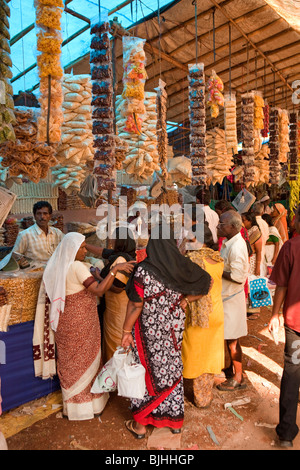 Indien, Kerala, Kanjiramattom Kodikuthu moslemische Festival, Kunden am Imbiss-Stand Stockfoto