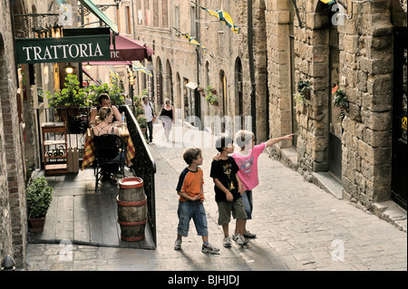 Volterra, Toskana, Italien. Lokalen Jungs und Trattoria Straßencafés. Via Porta All' Arco im Zentrum der alten Bergstadt Stockfoto