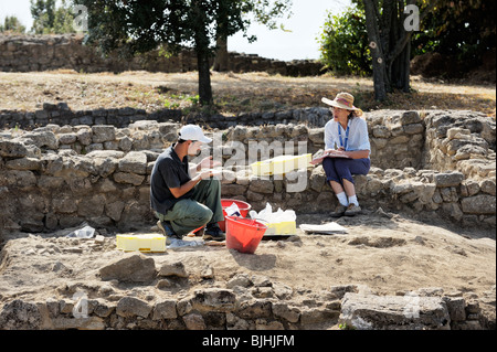 Volterra, Toskana, Italien. Archäologen diskutieren Ausgrabungsfunde in der etruskischen Akropolis, Zentrum der alten Bergstadt Stockfoto