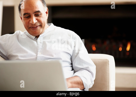 Mann arbeitet auf laptop Stockfoto