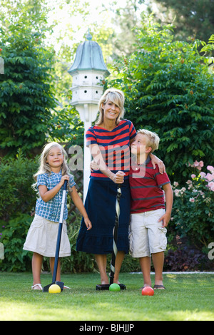 Familie spielen Krocket im Hinterhof Stockfoto