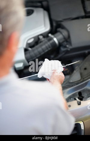 Überprüfen das Öl Stockfoto