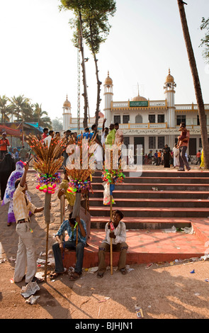 Indien, Kerala, Kanjiramattom Kodikuthu moslemische Festival, Männer, Verkauf von Flöten und billige Souvenirs vor Moschee Stockfoto