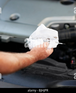 Überprüfen das Öl Stockfoto