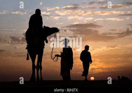 Männer und Kamel. Sam Sand Dunes National Park. Thar-Wüste. In der Nähe von Jaisalmer. Indien Stockfoto