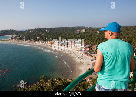 Indien, erhöhte Kovalam, Kerala touristische genießen Blick auf Strand von oben von Vizhinjam Lighhouse Stockfoto