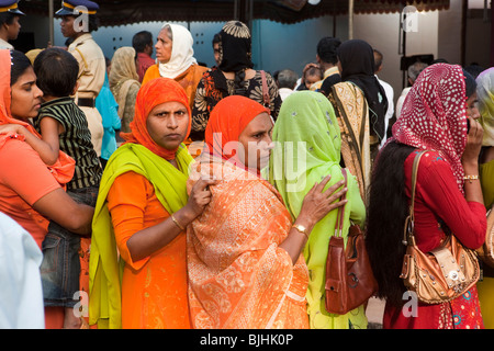 Indien, Kerala, Kanjiramattom Kodikuthu moslemische Festival, Linie der bunt gekleideten Frauen warten auf Moschee betreten Stockfoto