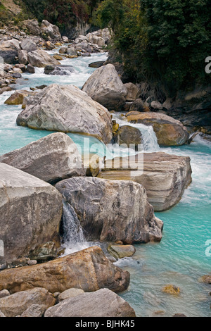 Das türkisfarbene Wasser des Flusses DUDH um MANASLU Trekking - NUPRI REGION, NEPAL Stockfoto