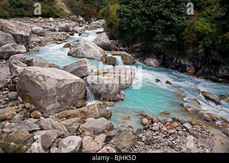 Das türkisfarbene Wasser des Flusses DUDH um MANASLU Trekking - NUPRI REGION, NEPAL Stockfoto