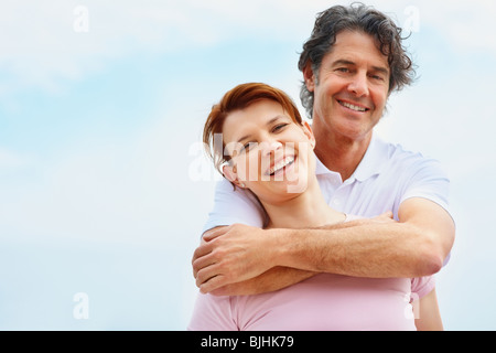 Mann umfassenden Frau Stockfoto