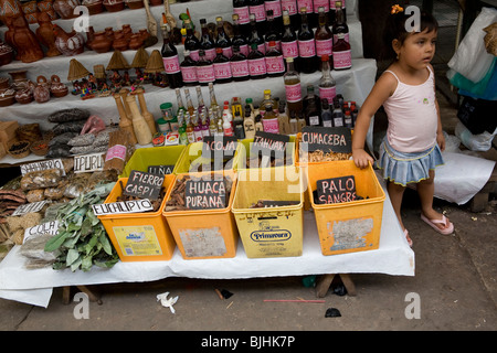 Ein Mädchen vor einem traditionellen Medizin-Geschäft in Puerto Belen, Iquitos im peruanischen Amazonas-Becken. Stockfoto