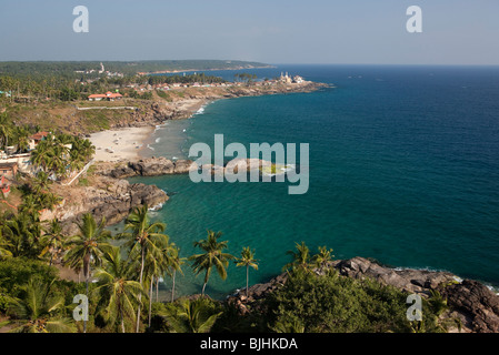 Indien, Kerala, Kovalam, erhöhten Blick von Vizhinjam Lighhouse Küste Fischen Dorf und Wahrzeichen Moschee Stockfoto