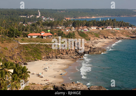 Indien, Kerala, Kovalam, erhöhten Blick von Vizhinjam Lighhouse Küste Fischen Dorf und Wahrzeichen Moschee Stockfoto