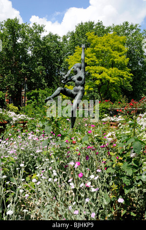 Skulptur des Tänzers mit Bird von David Wynne, Cadogan Square Garden Chelsea SW1 London England UK Stockfoto