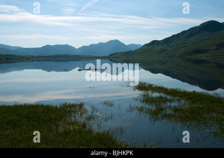 Letterbreckaun in die Maumturk Mountains von Kylemore Lough, in der Nähe von Letterfrack, Connemara, County Galway, Irland Stockfoto