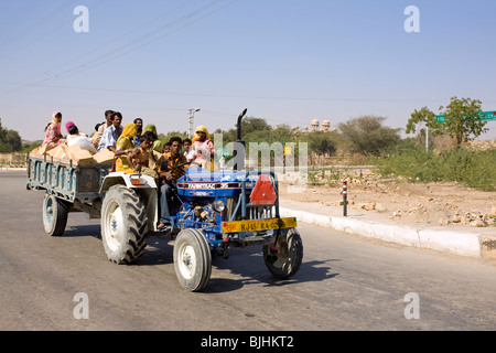 Indische Familie auf einem Traktor. Bikaner. Rajasthan. Indien Stockfoto