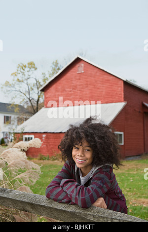 Kind, stützte sich auf Zaun Stockfoto