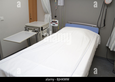 Leeres Bett im Krankenzimmer. Stockfoto