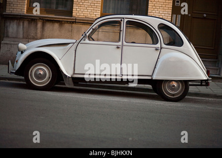 Weißen Citroen 2CV in der Straße geparkt Stockfoto