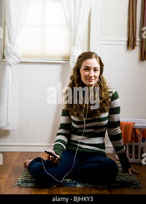 junge Frau, hören Sie Musik auf einen ipod Stockfoto